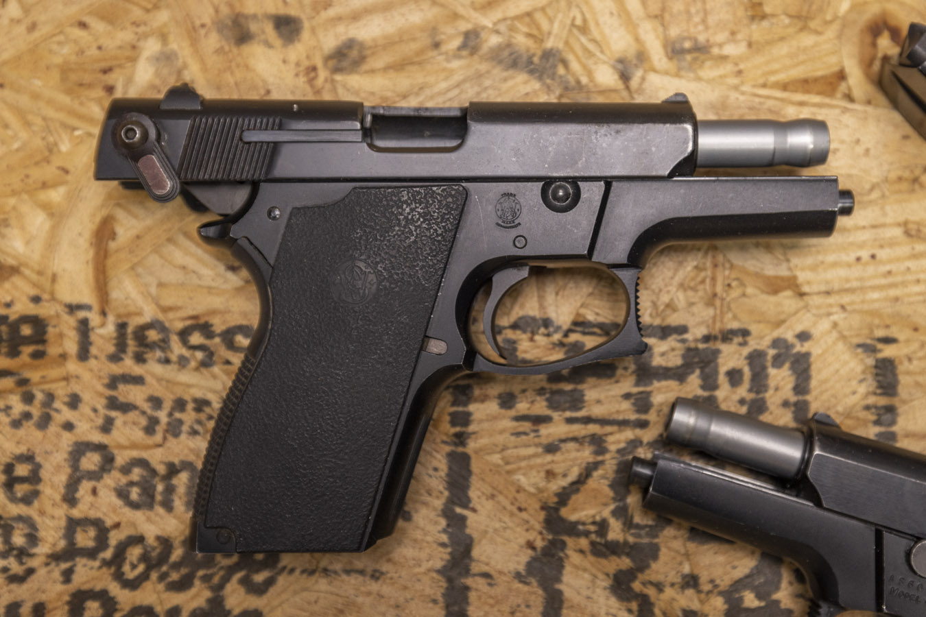 SMITH AND WESSON 469 9mm Police Trade-In Pistol